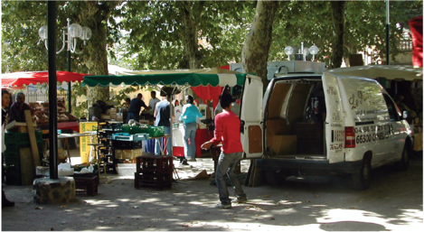Organised street Market in Collioure, France.png