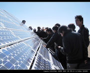 Junge Chinesen betrachten Solarzellen.JPG