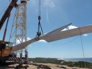 PT-Montagem da turbina eolica na praia de Rocha em Inhambane-Pedro Caixote.jpg
